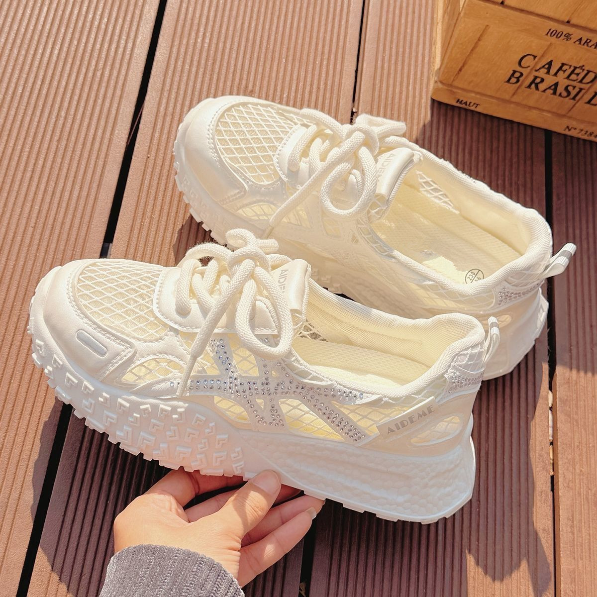 夏の女性用キラキラクリスタルメッシュ通気性スニーカー2026 - Crystal Mesh Fabric のレビューと価格